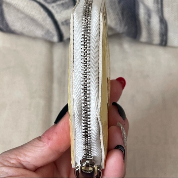 LOUIS VUITTON ⭐️VERNIS PORT MONNAIE FLOCON MM PERLE W/UNBRANDED WRISTLET CHAIN⭐️ - Picture 12 of 17